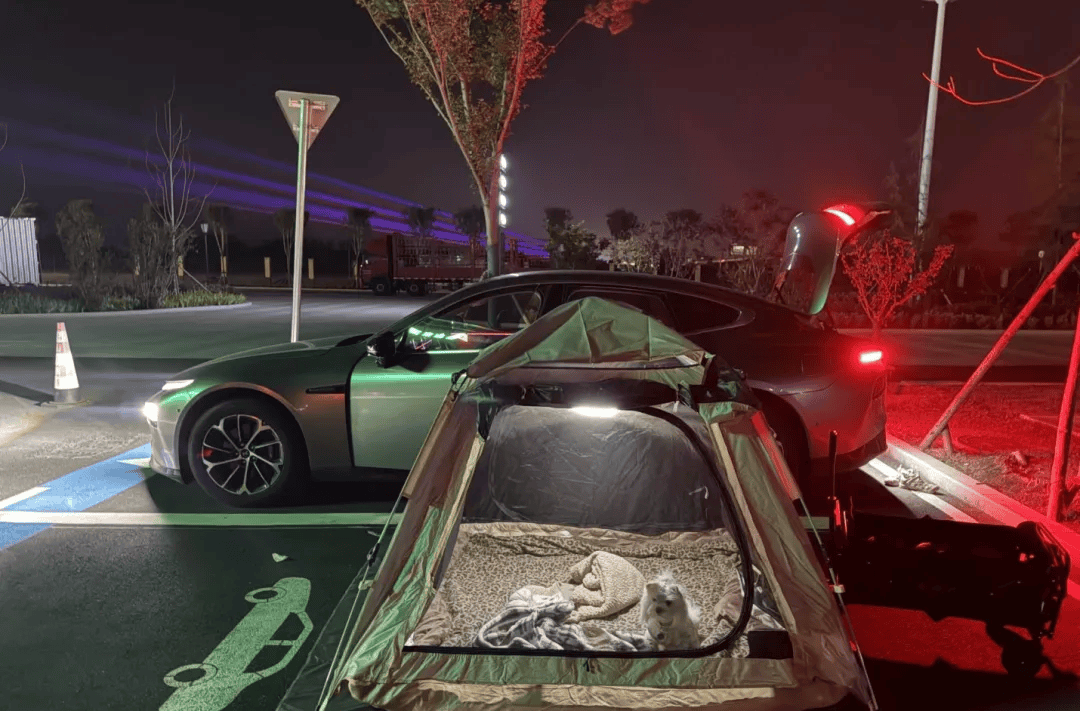 期间年轻人旅行掀起“帐篷过夜”热潮AG真人平台不住酒店住帐篷！国庆(图2)